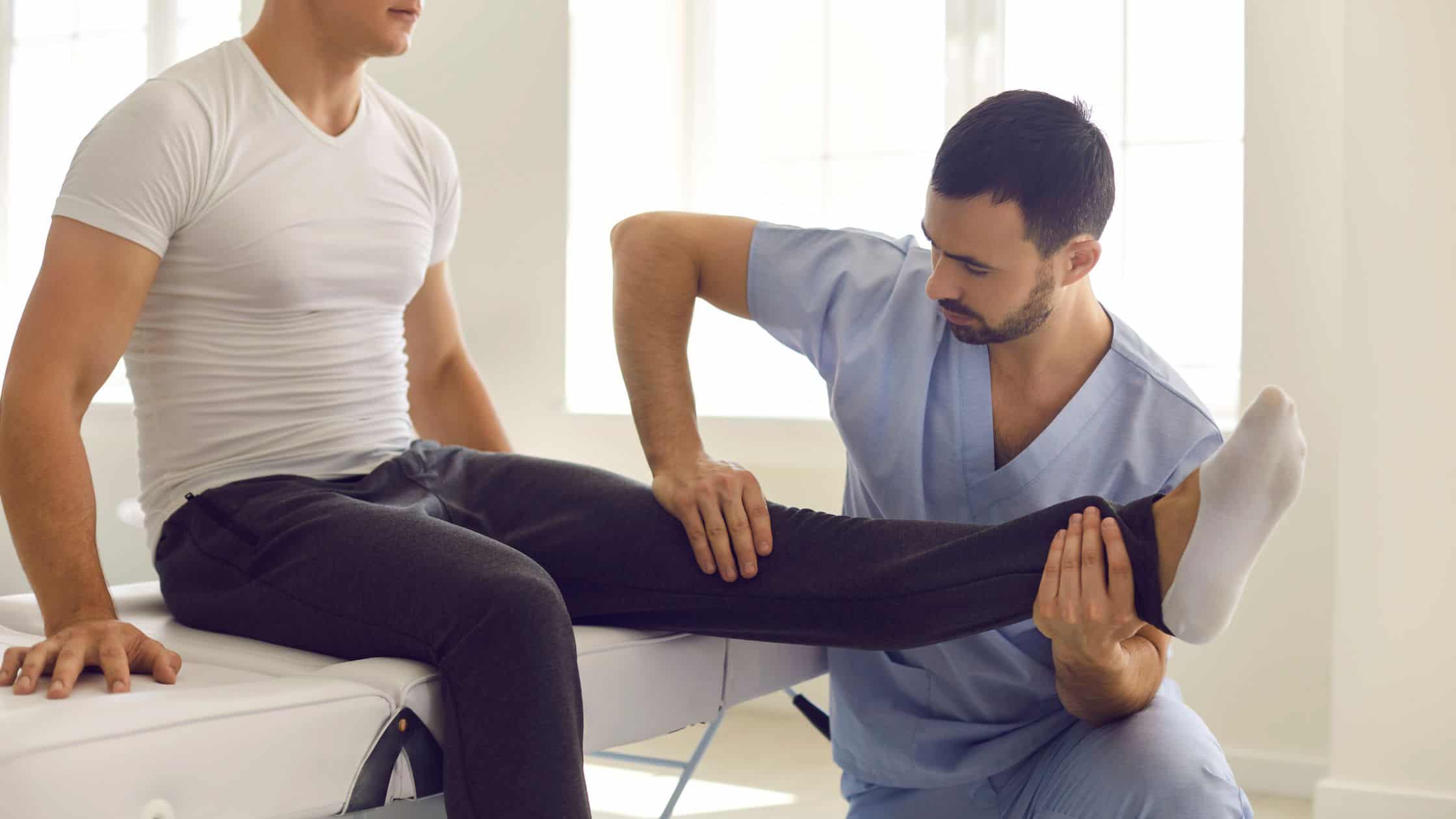 a personal with a doctor trying to figure out knee pain