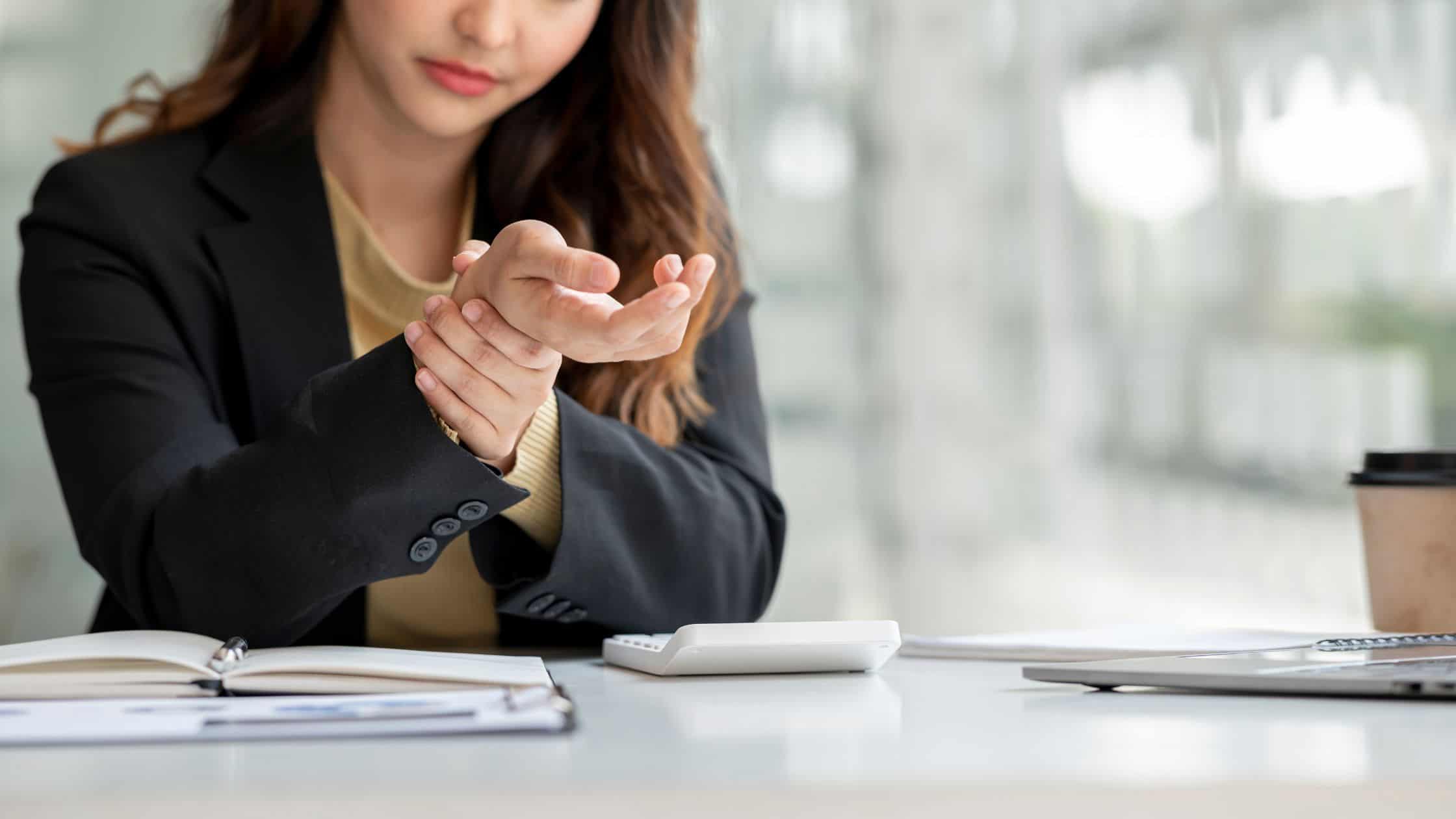 signs of shoulder pain from carpal tunnel